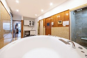 Executive Suite | Bathroom | Shower, free toiletries, hair dryer, bathrobes - A25 Hotel - 12 Ngo Sy Lien (Hanoi)
