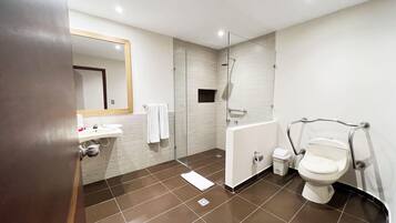 Un baño moderno con ducha, inodoro y lavamanos.