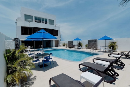 Outdoor pool, sun loungers. Howard Johnson Hotel Versalles Barranquilla