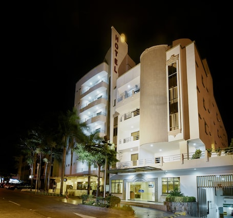Front of property – evening/night. Howard Johnson Hotel Versalles Barranquilla