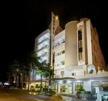 Fachada de la propiedad por la tarde o noche