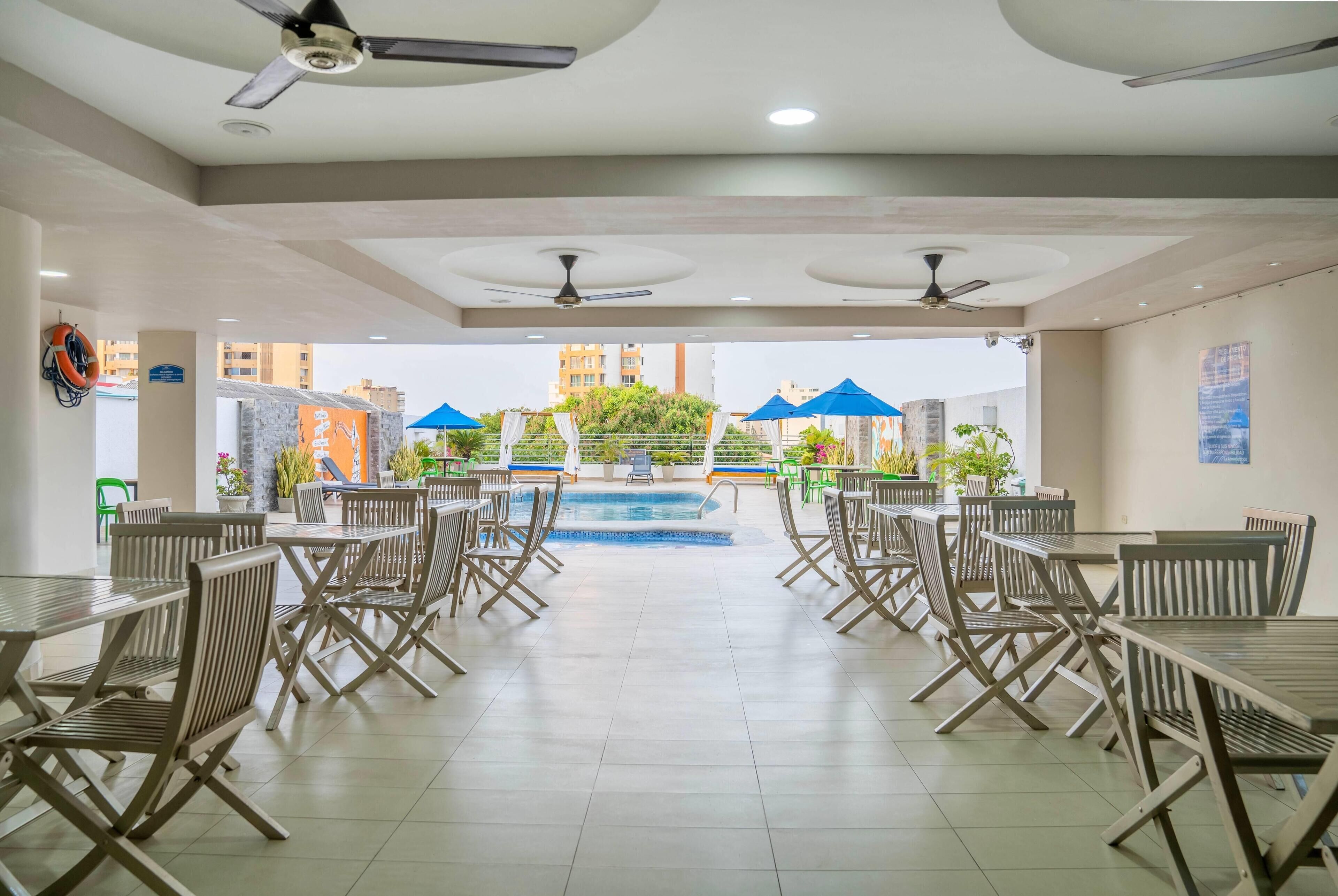 Una piscina al aire libre, sillones reclinables de piscina