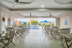 Outdoor pool, pool loungers - Howard Johnson Hotel Versalles Barranquilla (Barranquilla)