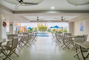 Piscina externa, espreguiçadeiras