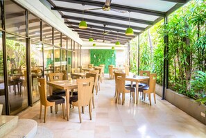 Dining - Howard Johnson Hotel Versalles Barranquilla (Barranquilla)