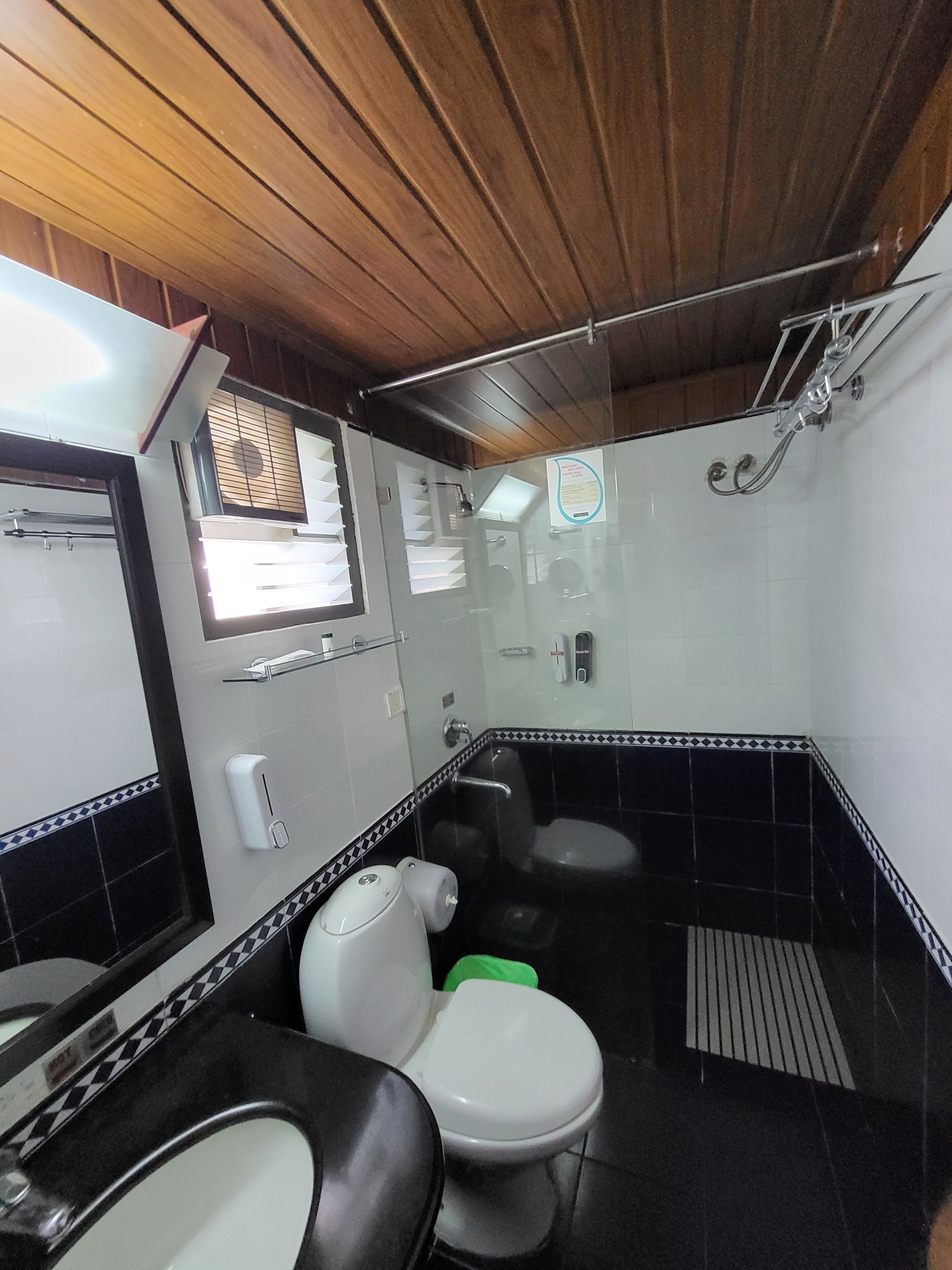 Un bagno funzionale con WC, lavandino e doccia.