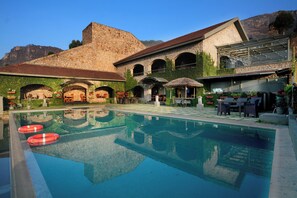 Piscine extérieure, parasols de plage, chaises longues