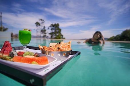Swim-up bar