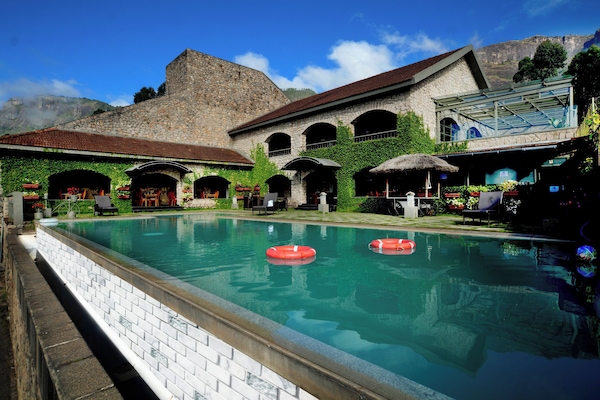 Outdoor pool, pool umbrellas, sun loungers