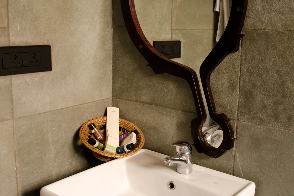 shower, rainfall showerhead, free toiletries, hair dryer