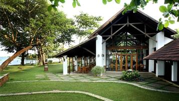 Breakfast, lunch and dinner served