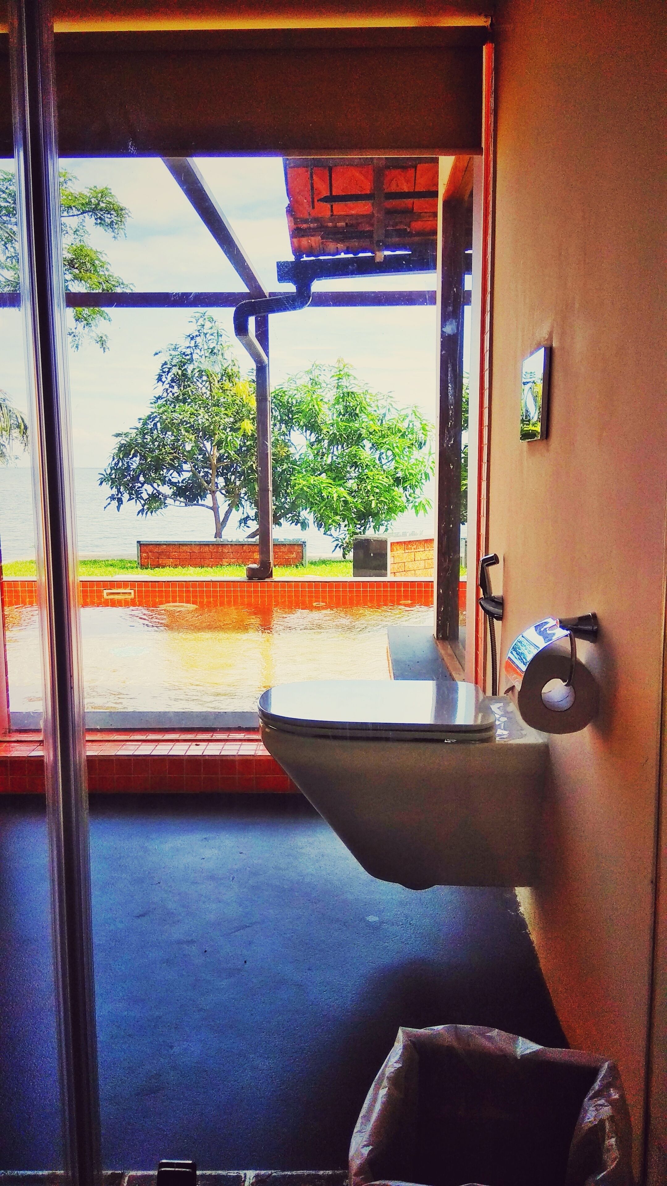Un baño con lavamanos, inodoro y ventana.