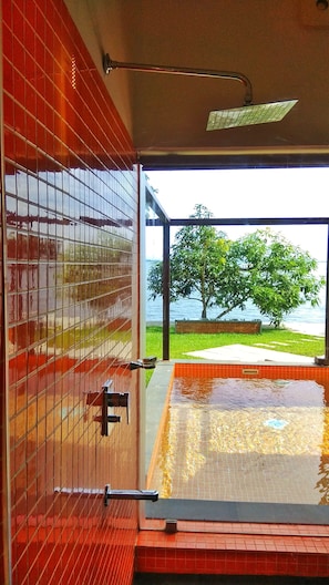 Literie de qualité supérieure, matelas mémoire de forme, minibar