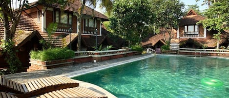 Una piscina al aire libre