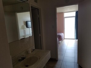 Combined shower/bathtub, hair dryer, towels - Beach Terrace Motor Inn (Wildwood)