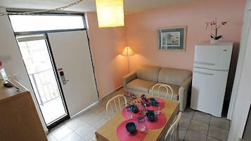 Suite, 2 soverom, havutsikt | Oppholdsområde | TV