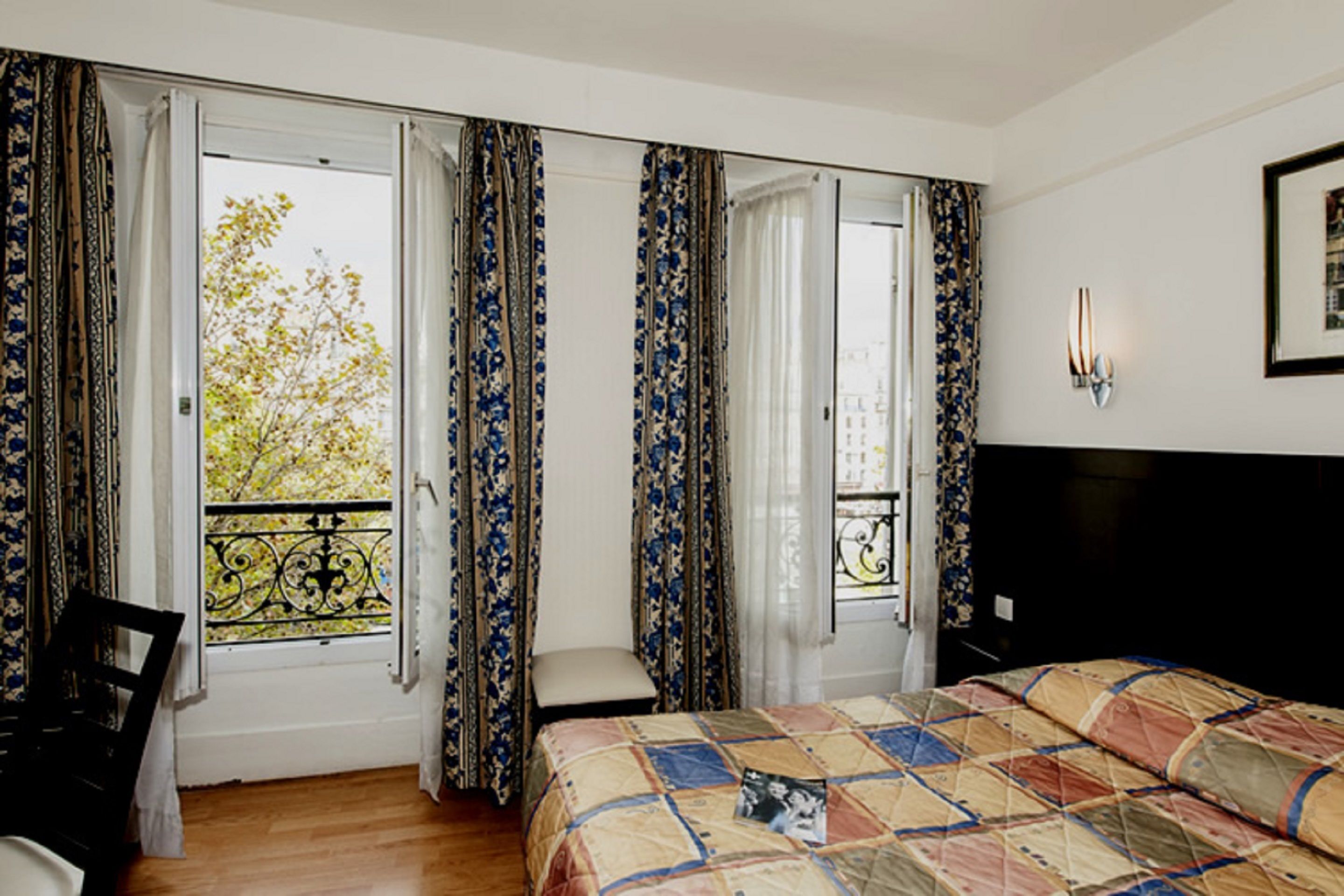 客房内保险箱、办公桌、隔音、折叠床/加床（额外收费）