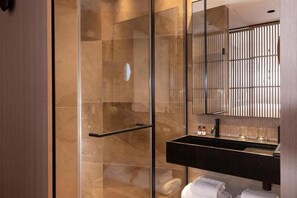 Amenidades de baño gratuitas, secadora de cabello, toallas 