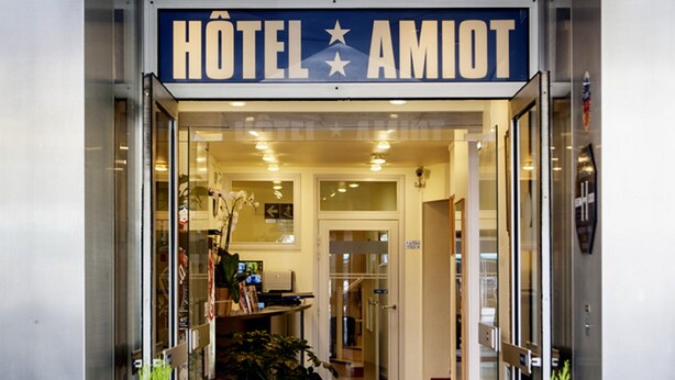 Unclassified image, 1 of 75, button - Amiot (Paris)