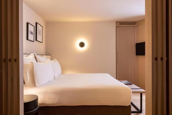In-room safe, desk, soundproofing, rollaway beds - Amiot (Paris)