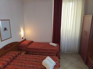 Ropa de cama hipoalergénica y caja de seguridad en la habitación 