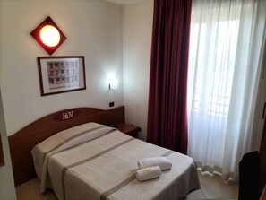 Ropa de cama hipoalergénica y caja de seguridad en la habitación 