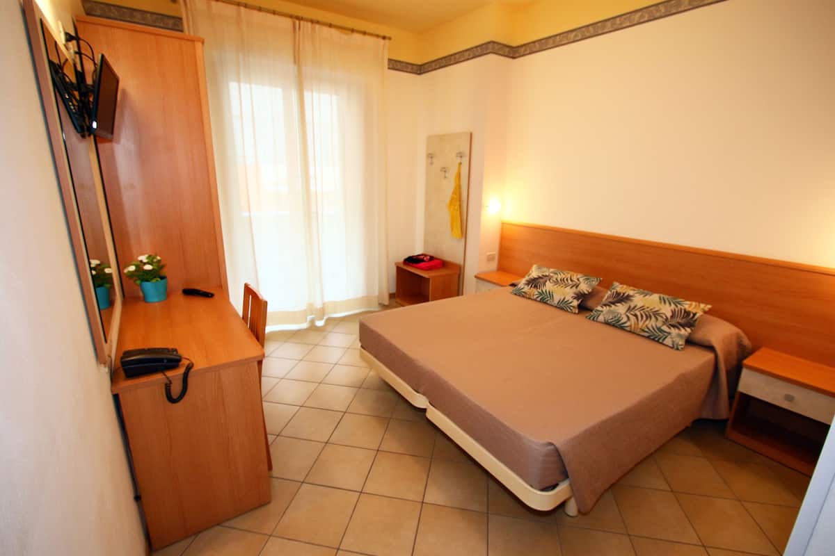 Comfort Double or Twin Room | In-room safe, desk, cribs/infant beds, free WiFi