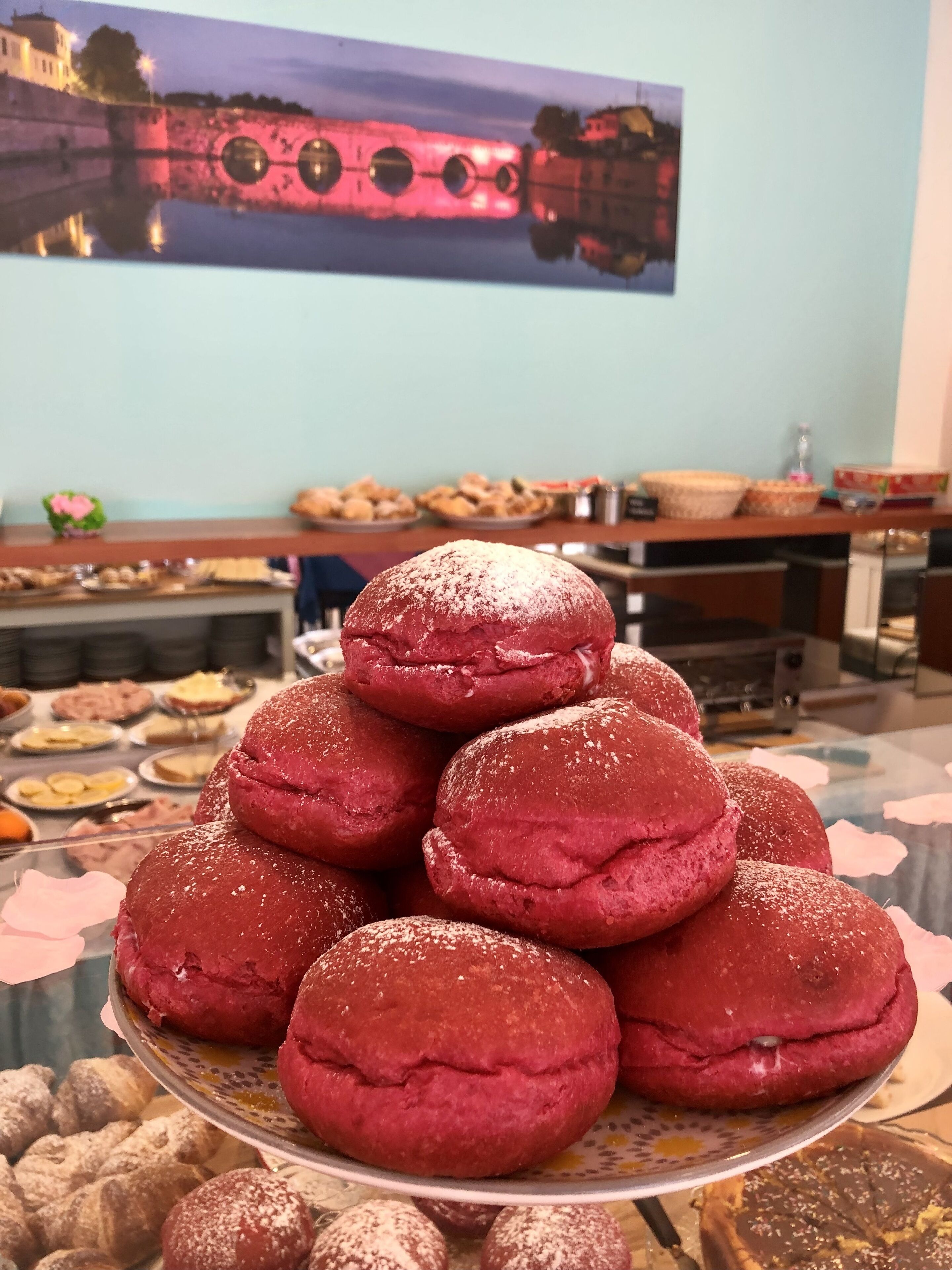 Daily continental breakfast (EUR 6 per person)