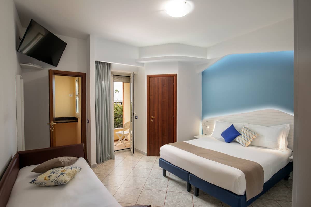 family room | minibar, desk, cots/infant beds, free wifi