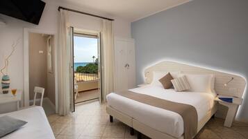 Triple Room | Minibar, desk, free WiFi, bed sheets