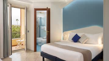 Family Room | Minibar, desk, free WiFi, bed sheets