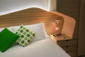 Minibar, meja kerja, Wi-Fi gratis, dan seprai linen