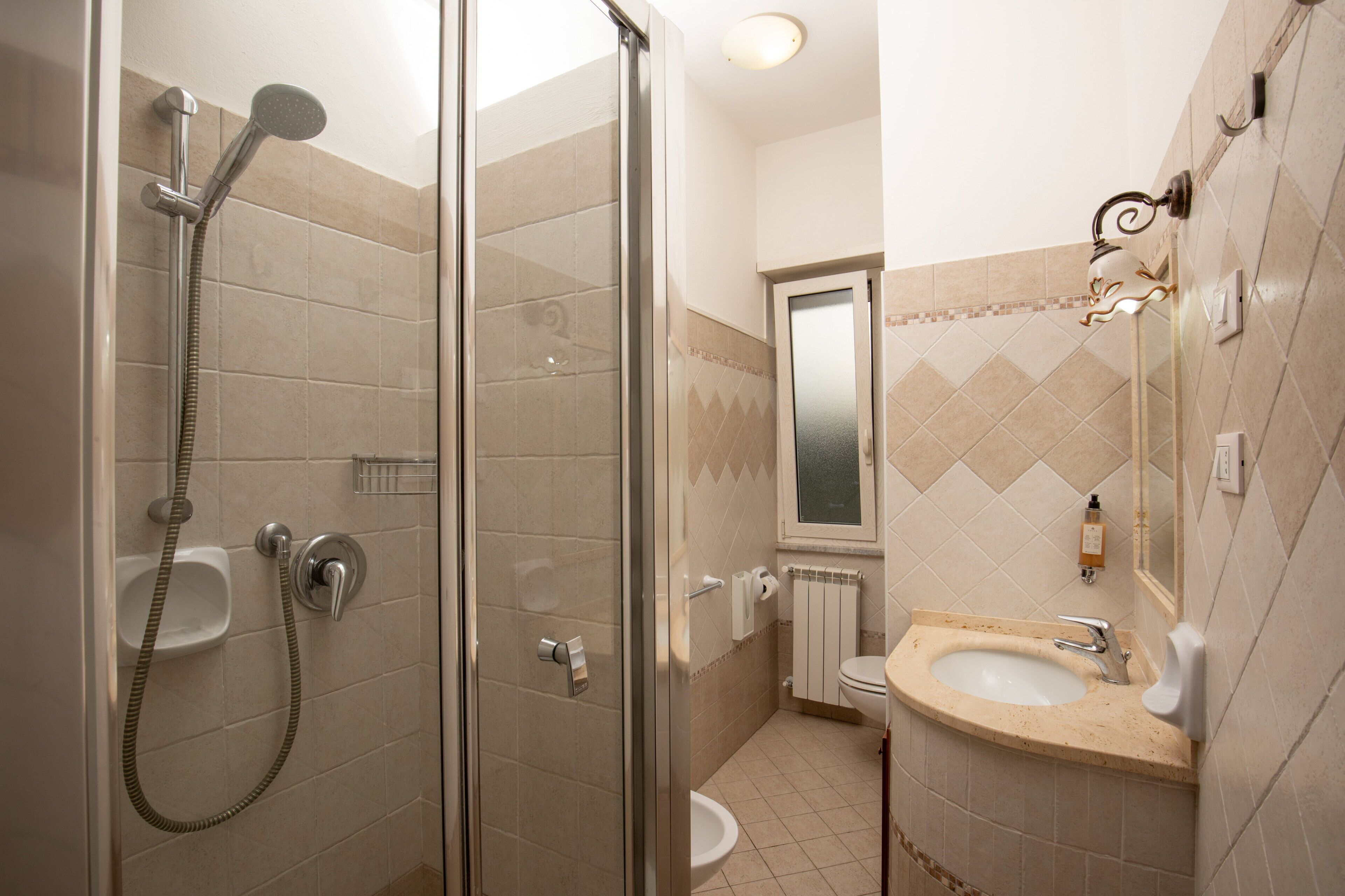 triple room | bathroom | free toiletries, hair dryer, bidet, towels