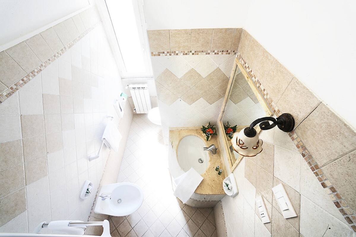 basic double room, 1 double bed | minibar, desk, cots/infant beds, free wifi