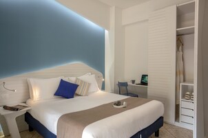 Habitación familiar | Minibar, escritorio, wifi gratis y ropa de cama