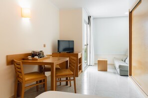 Classic Studio | In-room safe, desk, blackout curtains, bed sheets