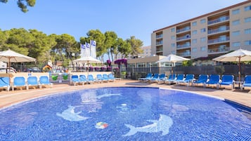 Utomhuspool, parasoller och solstolar