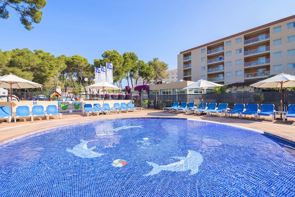 Outdoor pool, pool umbrellas, sun loungers