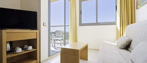 Cofres nos quartos, escrivaninha, cortinas blackout, roupa de cama