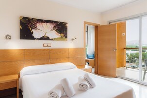 Suite junior, 2 habitaciones | Caja fuerte, escritorio, cortinas opacas y ropa de cama