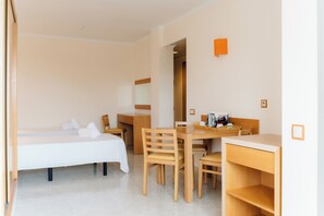 Classic Studio | In-room safe, desk, blackout curtains, bed sheets