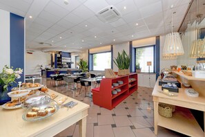 Café da manhã com buffet grátis todos os dias