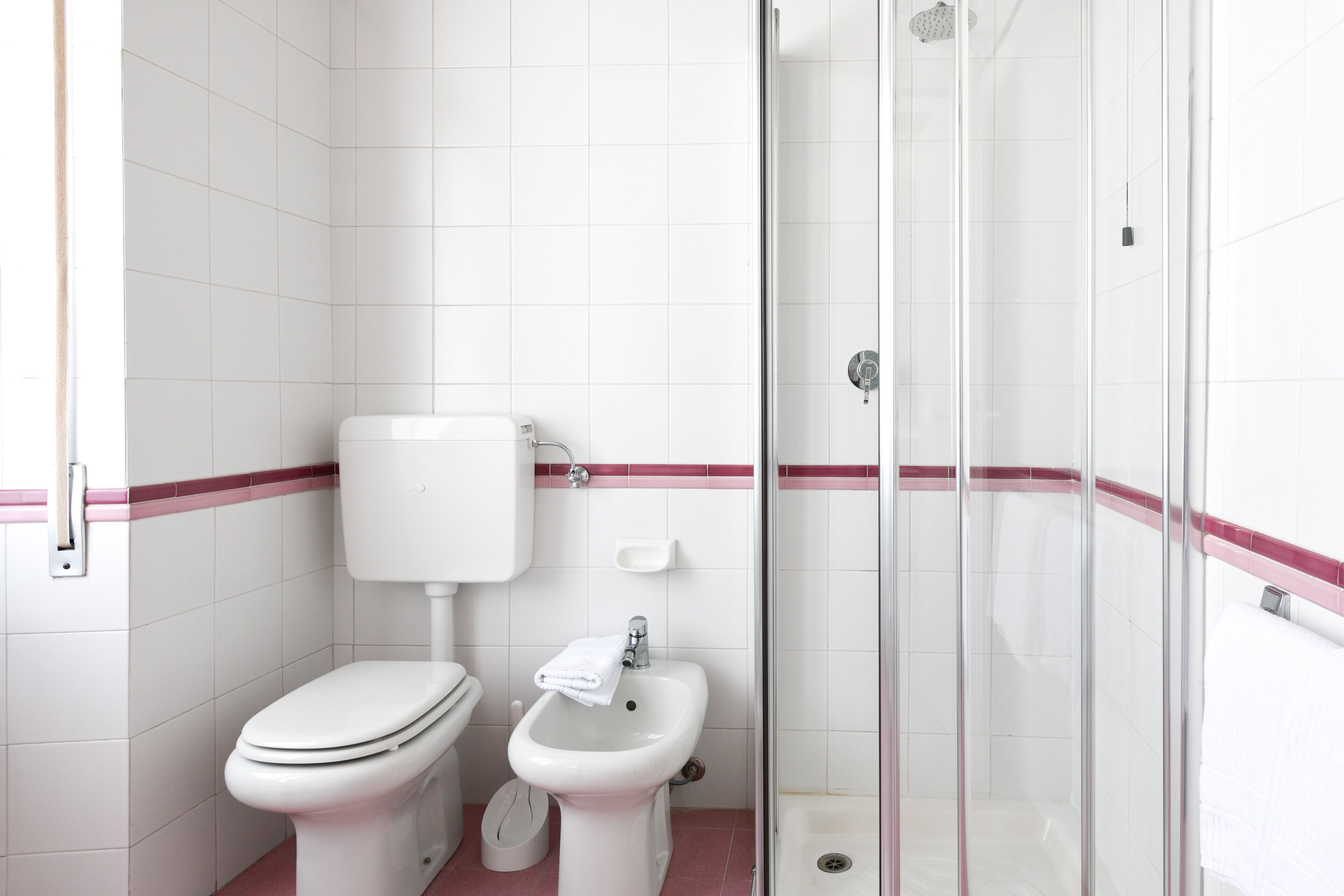 classic room, lake view | bathroom | shower, free toiletries, hair dryer, bathrobes