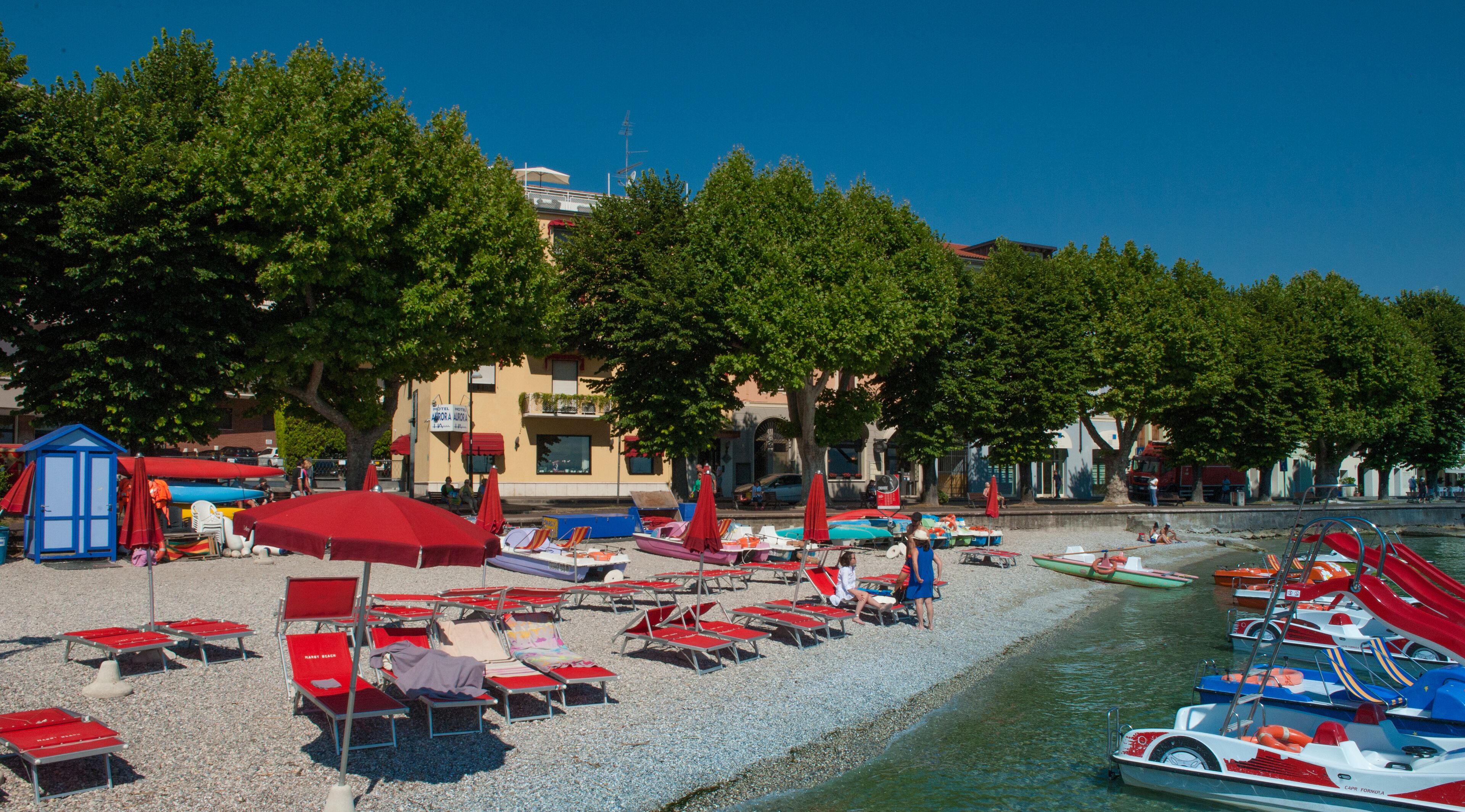 beach nearby, white sand, beach bar