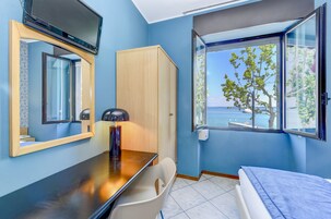 Ropa de cama hipoalergénica, colchones con pillow-top y minibar 