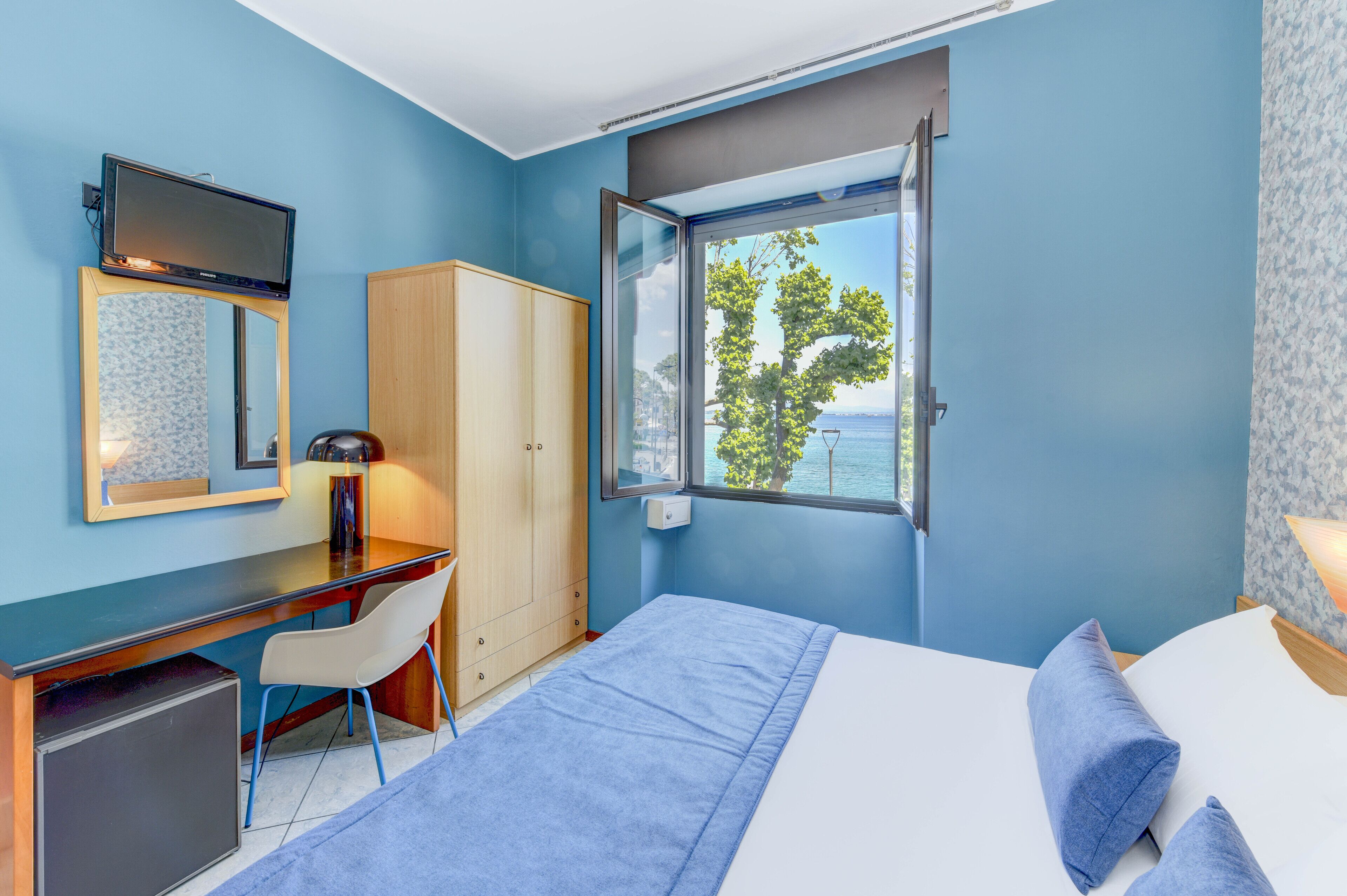 classic room, lake view | 1 bedroom, hypo-allergenic bedding, pillow-top beds, minibar