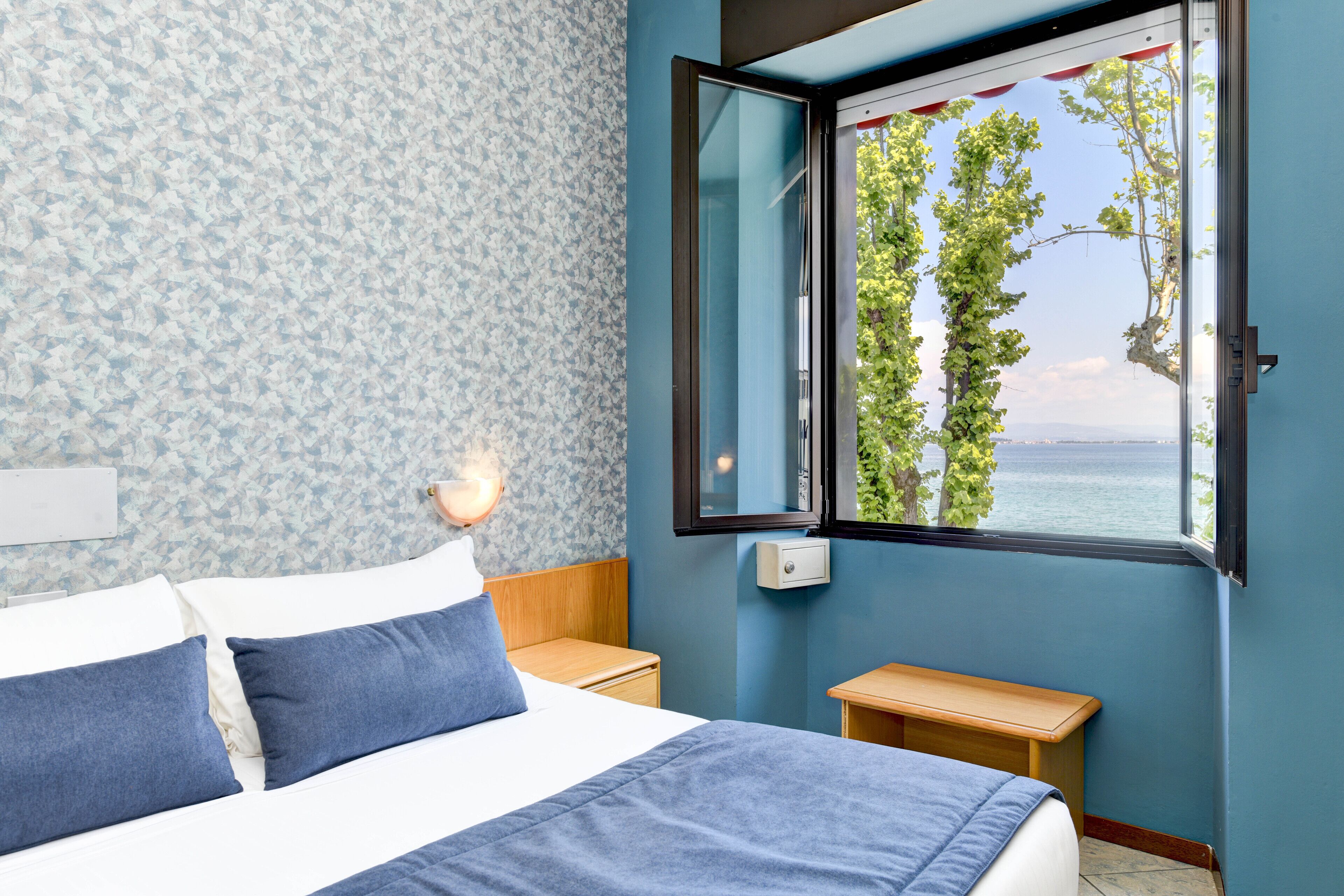 classic room, lake view | 1 bedroom, hypo-allergenic bedding, pillow-top beds, minibar