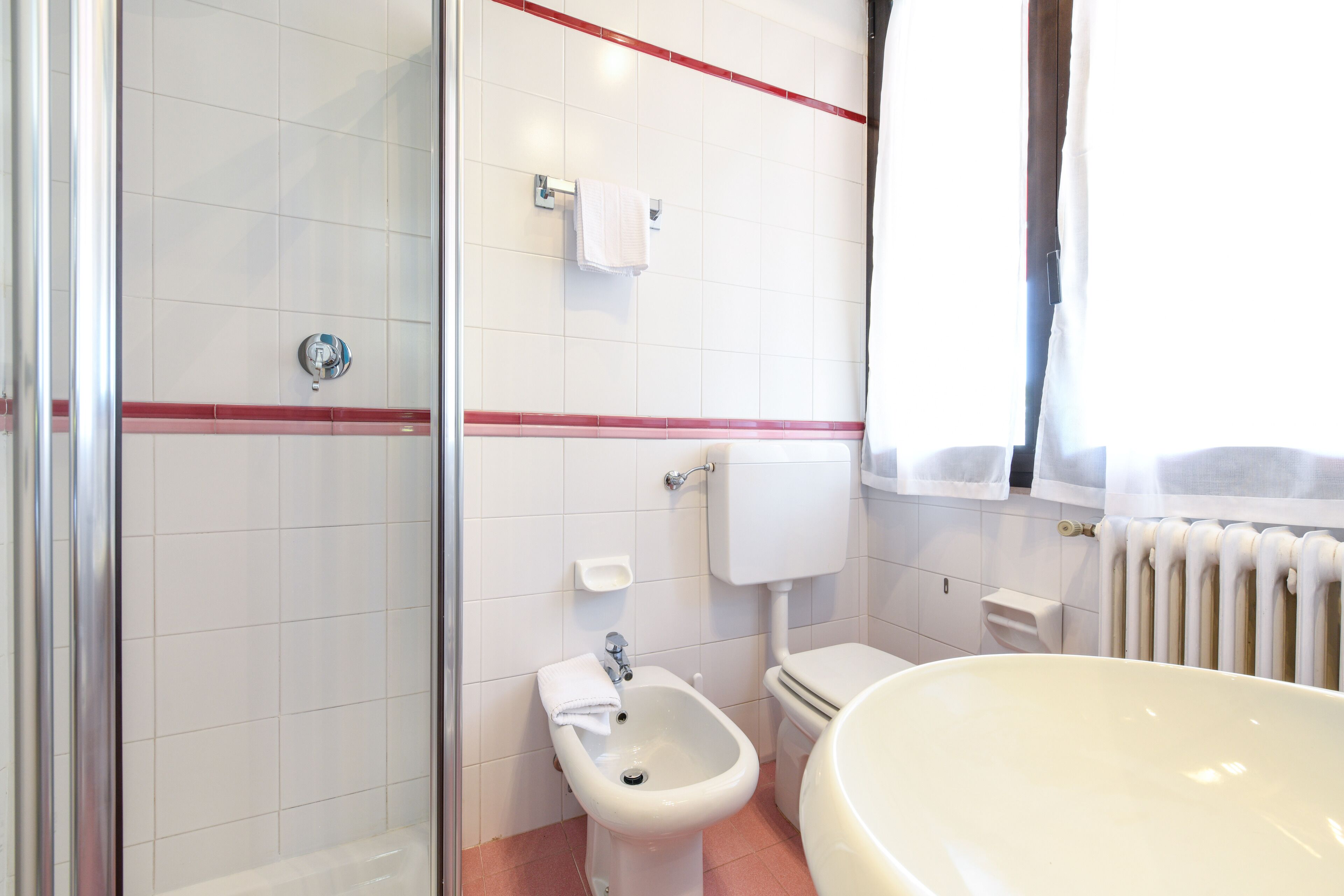 Un baño con ducha, bidé, inodoro y bañera.