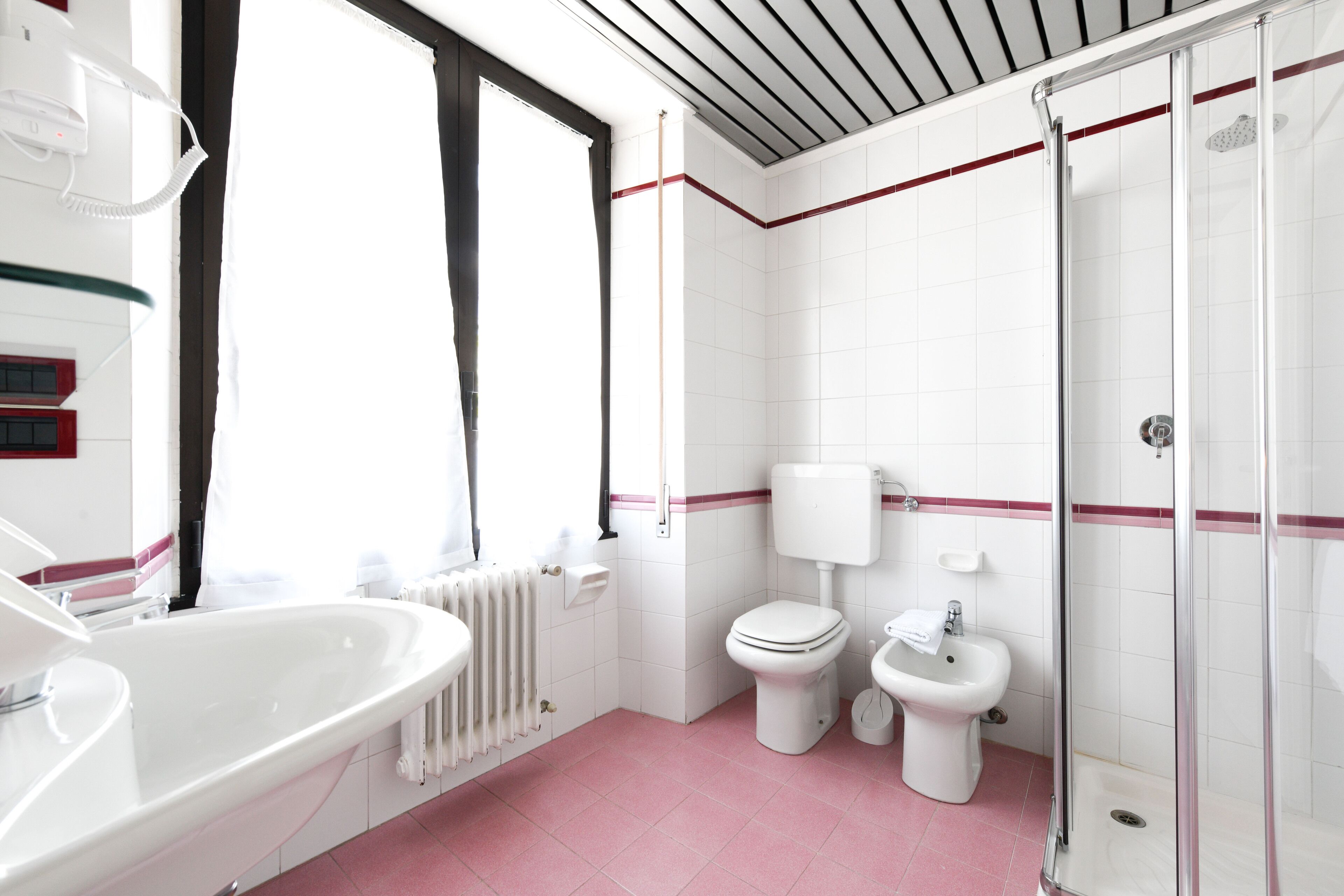 classic room, lake view | bathroom | shower, free toiletries, hair dryer, bathrobes