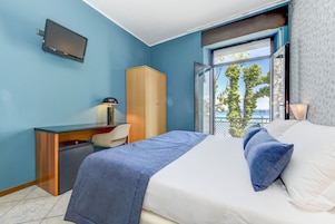 Habitación doble superior, balcón, vistas al lago | Ropa de cama hipoalergénica, colchones con acolchado adicional, minibar
